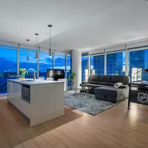  Apartment Luxury On The 9th Floor Near Stampede, Complimentary Wine, 2 Car Ug Parking