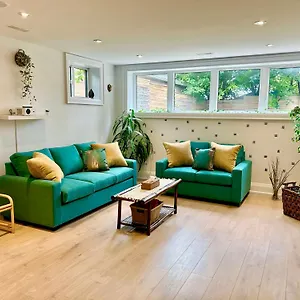Boho-chic Spacious Basement Apartment Toronto